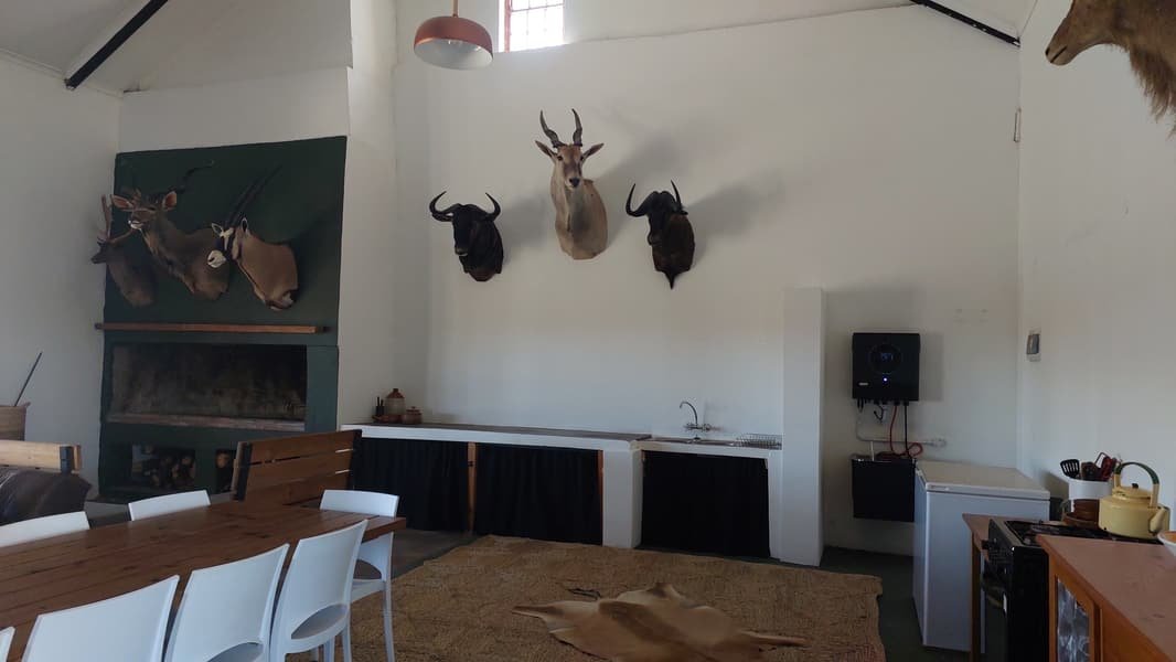 Kitchen counter and fireplace in the Hartsrust House hall